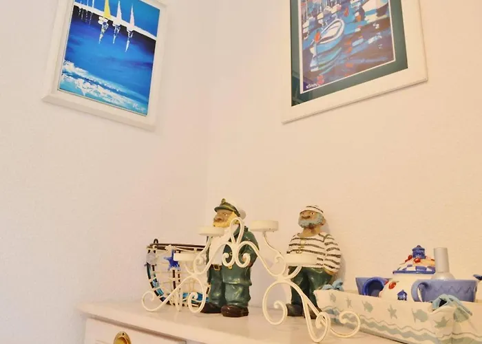 2 Pieces Avec Terrasse, 5 Couchages, - Fr-1-251-227 * Le Lavandou