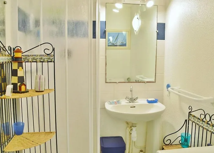 2 Pieces Avec Terrasse, 5 Couchages, - Fr-1-251-227 * Le Lavandou