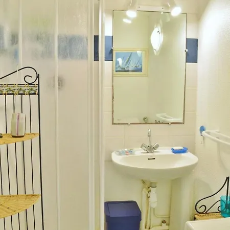 2 Pieces Avec Terrasse, 5 Couchages, - Fr-1-251-227 * Le Lavandou